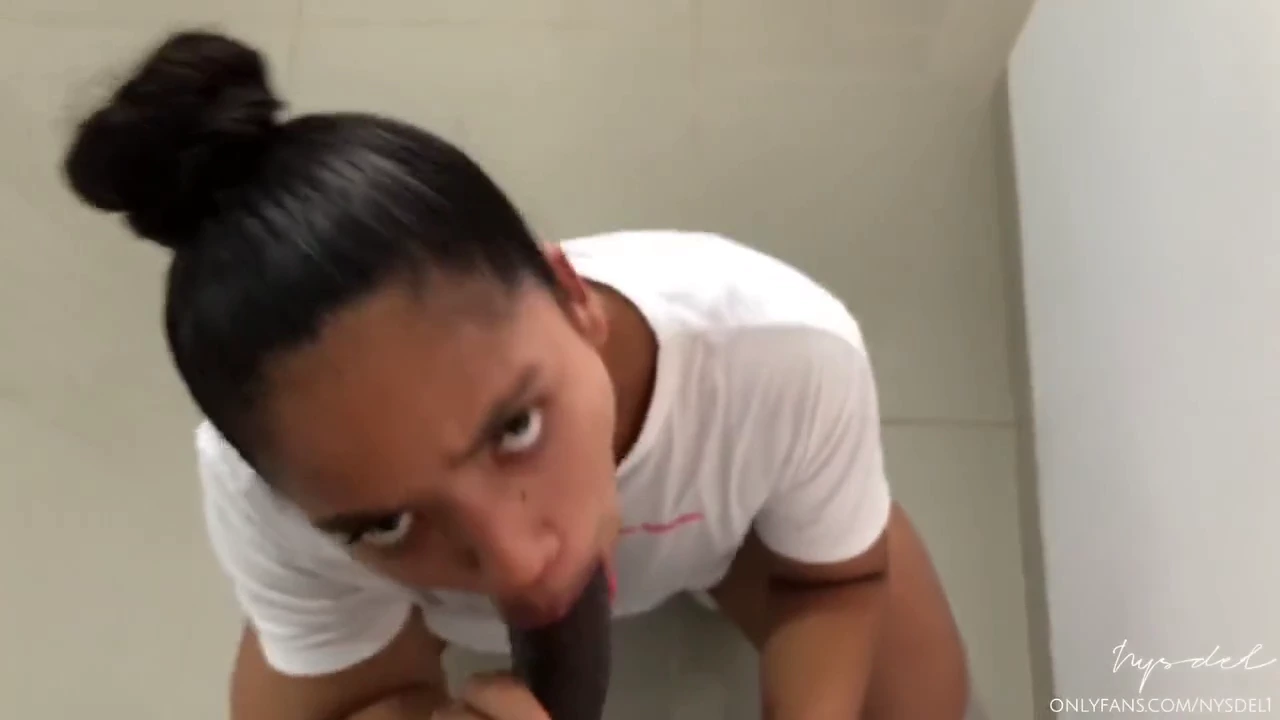 Cô gái mông to lén lút cho bạn trai của bạn một màn blowjob ngon lành porn video