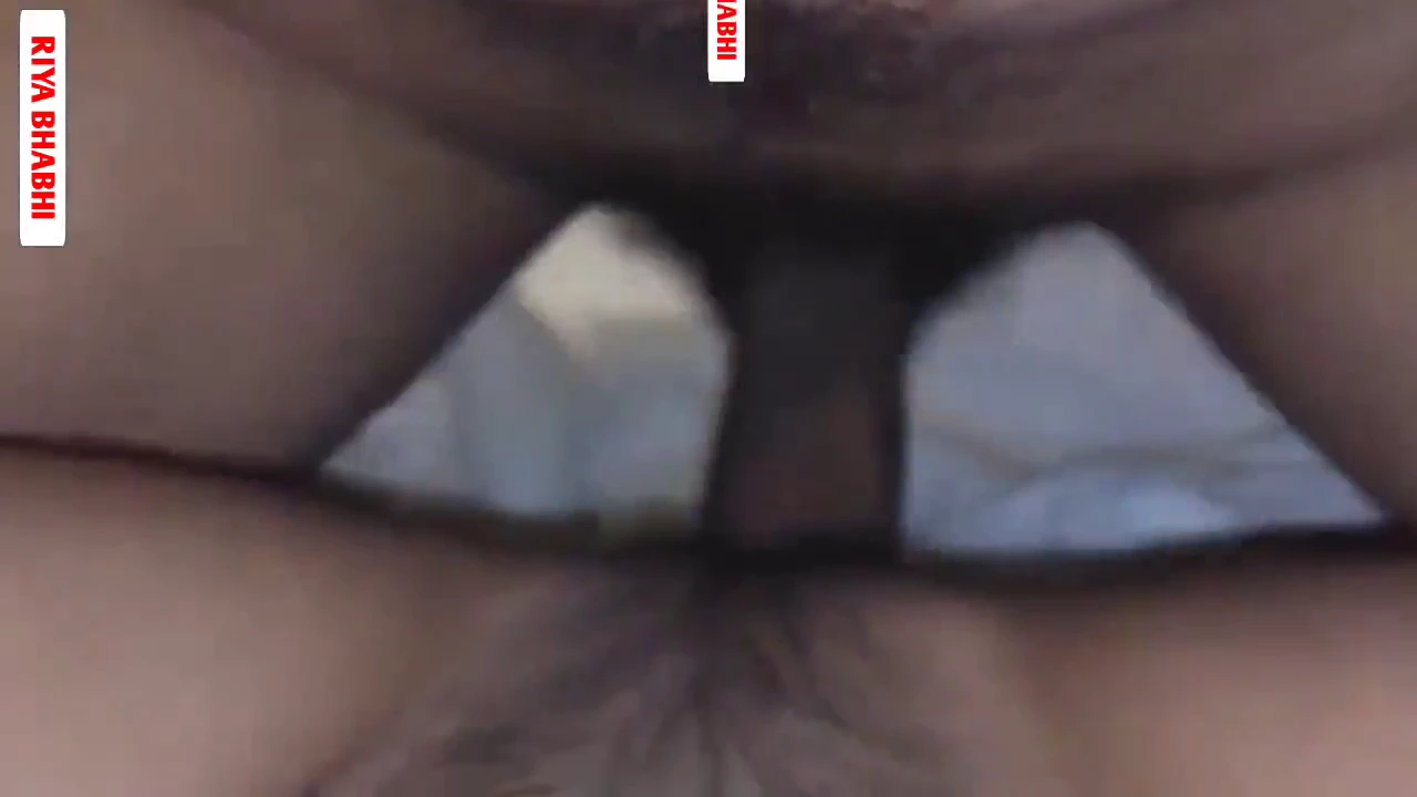En kvinne fra det indiske subkontinentet driver med oral og vaginal sex med sin mannlige venns store penis. porn video